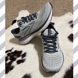 Women’s Brooks Size 9